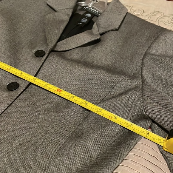 Liz Claiborne Gray Herringbone Wool Blazer. Size 4. - Picture 9 of 10